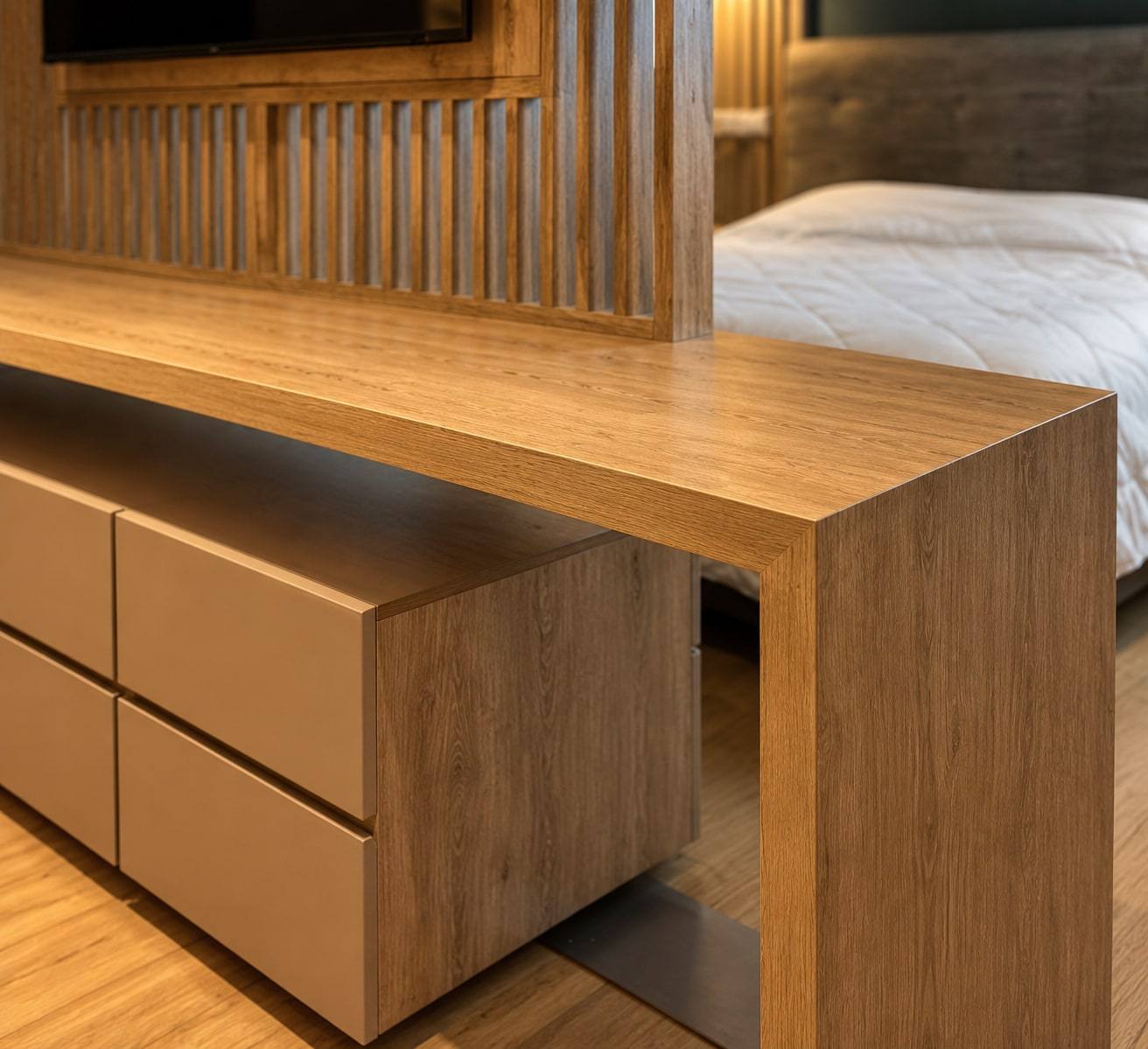 Canto y unión en escuadra de un mueble en madera.