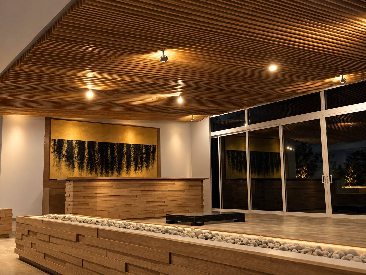 Recepción con techo de listones y mueble en madera.